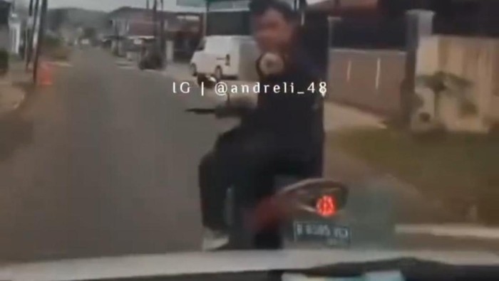 Array,Pelajaran dari Pemotor Ngamuk, Cegat dan Pecahkan Kaca Mobil di Jalanan Ciamis