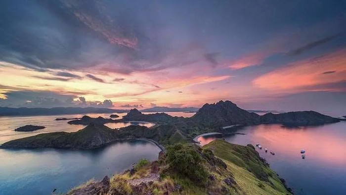 7 Tempat Menarik di Sekitar Pulau Komodo untuk Liburan Maksimal, Pulau Padar dengan Panorama Ikonik, Pink Beach dengan Pasir Berwarna Unik, Pulau Kanawa dengan Air Laut Jernih, Manta Point dengan Kemunculan Pari Manta, Goa Rangko dengan Kolam Air Asin, Pulau Rinca dengan Habitat Komodo, Pulau Kelor dengan Bukit Khas