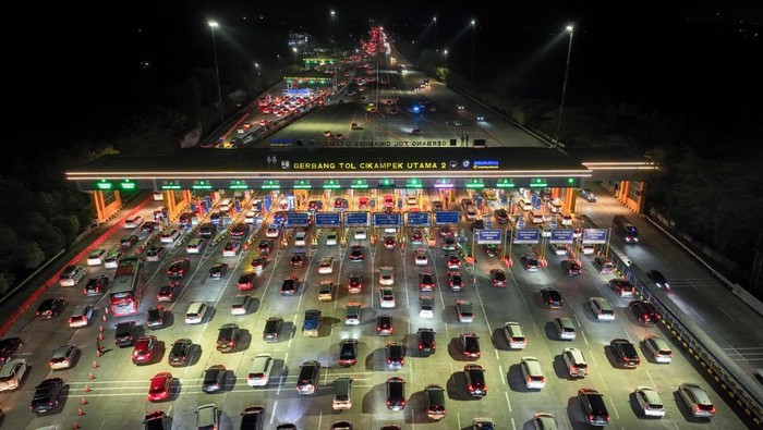 Array,2,9 Juta Kendaraan Kembali Setelah Tinggalkan Jakarta saat Mudik Lebaran