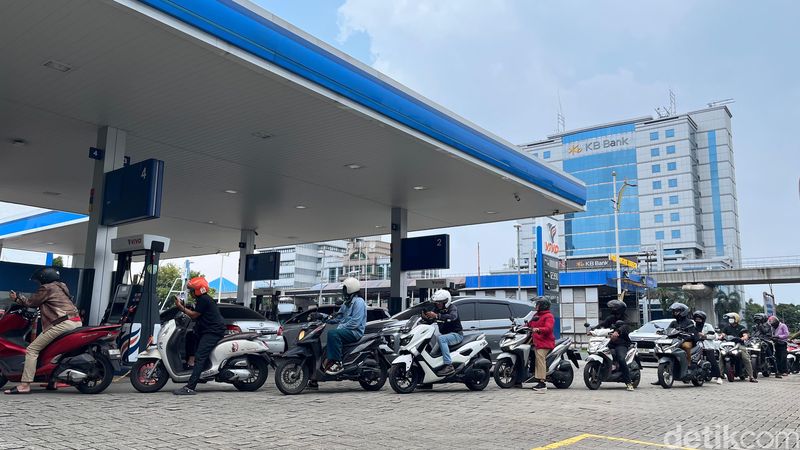Array,SPBU Swasta Diserbu Sebelum Harga BBM Naik, Antrean Sampai ke Luar
