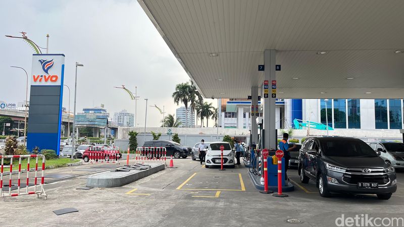 Array,SPBU Swasta Diserbu Sebelum Harga BBM Naik, Antrean Sampai ke Luar