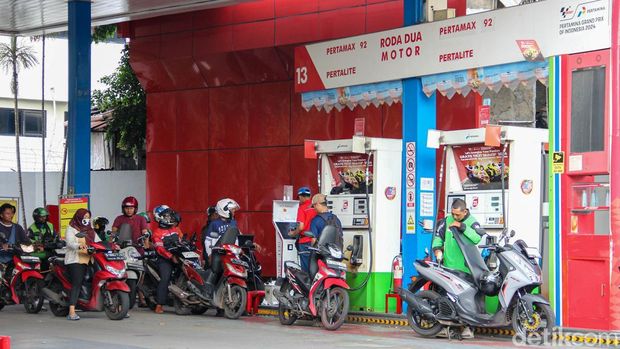 Array,Sampai Kapan Harga BBM di Indonesia Tak Naik?