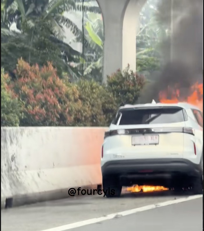 Array,Pernyataan Chery soal Mobil Masih Pakai Pelat Sementara Terbakar di Tol