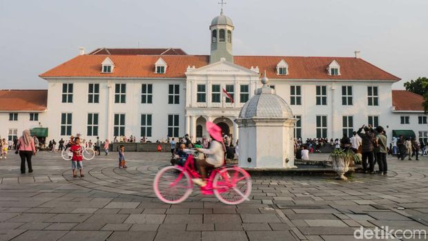 Bosan ke Mal Terus? Cobain 17 Spot Jalan-jalan Seru di Jakarta Ini Buat Weekend!, 1. M Bloc Space, 2. Pos Bloc Jakarta, 3. Taman Ismail Marzuki (TIM), 4. Kawasan Wisata Kota Tua, 5. Monumen Nasional (Monas), 6. Tebet Eco Park, 7. Hutan Kota GBK, 8. Hutan Mangrove &amp; Pantai PIK 2, 9. Pantai Ancol, 10. Taman Suropati &amp; Taman Menteng, 11. Taman Cattleya, 12. Museum MACAN, 13. Moja Museum, 14. Trans Studio Cibubur, 15. Skybridge Velodrome, 16. Urban Forest Cipete, 17. Batavia PIK (The Floating City)
