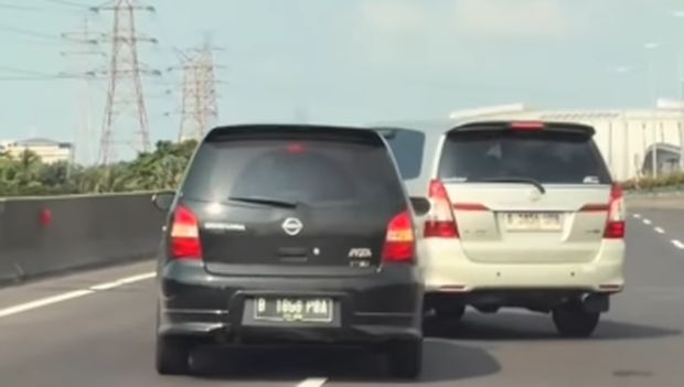 Array,Kijang Innova vs Livina Senggol-senggolan di Tol Kemayoran!