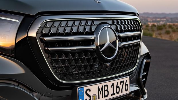 Mercedes-Benz GLS Terbaru Meluncur, SUV Sultan yang Makin Canggih dan Buas!, Tampilan Lebih Sangar, Aura Flagship Makin Kuat, Teknologi Naik Level, Sudah Berbasis AI, Mesin Lebih Buas, Tetap Halus, Suspensi Pintar, Jalan Rusak Jadi Halus, Harga dan Peluang Masuk Indonesia