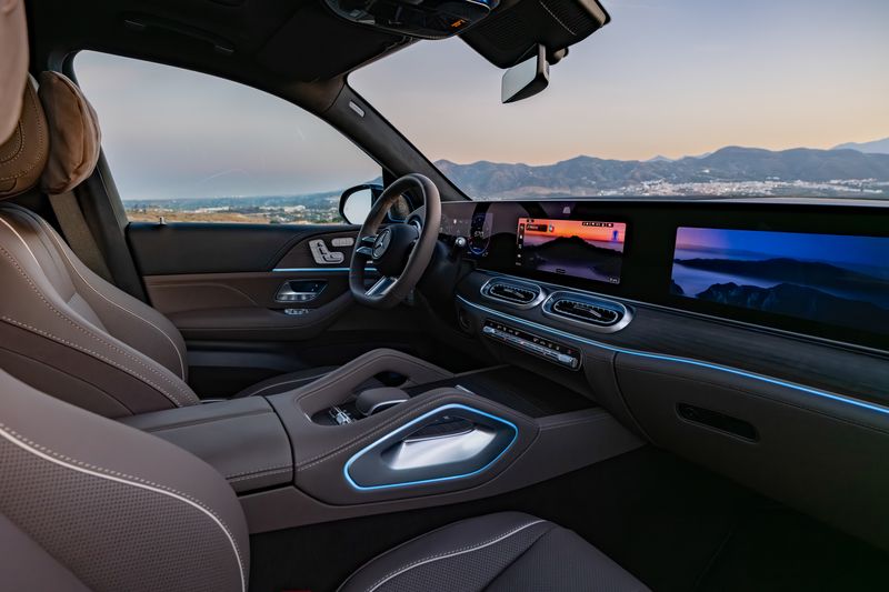 Mercedes-Benz GLS Terbaru Meluncur, SUV Sultan yang Makin Canggih dan Buas!, Tampilan Lebih Sangar, Aura Flagship Makin Kuat, Teknologi Naik Level, Sudah Berbasis AI, Mesin Lebih Buas, Tetap Halus, Suspensi Pintar, Jalan Rusak Jadi Halus, Harga dan Peluang Masuk Indonesia