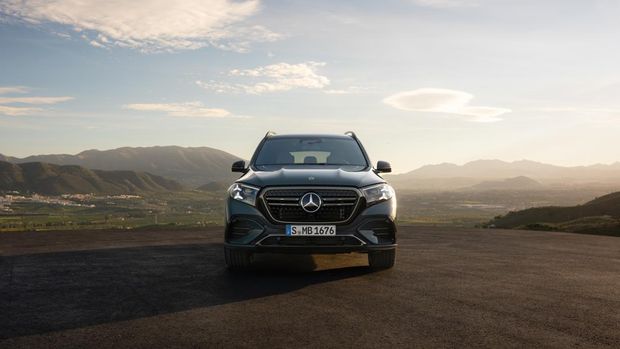 Mercedes-Benz GLS Terbaru Meluncur, SUV Sultan yang Makin Canggih dan Buas!, Tampilan Lebih Sangar, Aura Flagship Makin Kuat, Teknologi Naik Level, Sudah Berbasis AI, Mesin Lebih Buas, Tetap Halus, Suspensi Pintar, Jalan Rusak Jadi Halus, Harga dan Peluang Masuk Indonesia