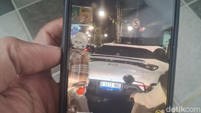 Array,Pria Joget MBG Viral Lagi, Minta Maaf Gegara Parkir Sembarangan