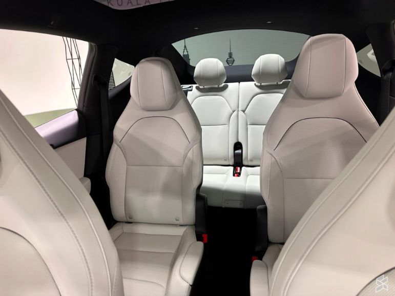Array,Tesla Mulai Kenalkan SUV 7 Penumpang!