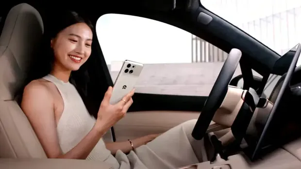 Array,Kebiasaan Baru Anak Muda di Mobil: Nyetir Sambil TikTok-an