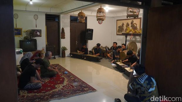 Array,Cuma di Surabaya, Ngopi Sambil Diiringi Alunan Musik Gamelan
