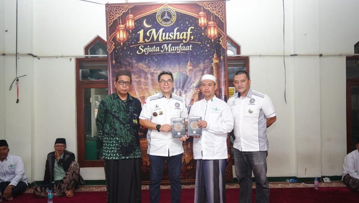 Array,Komunitas Mercedes-Benz W211 Club Indonesia Bagikan 1.211 Mushaf Al-Quran