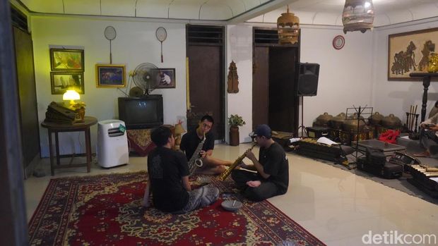 Array,Cuma di Surabaya, Ngopi Sambil Diiringi Alunan Musik Gamelan