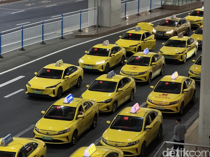 Array,Jangan Kaget! Di China Ada Taksi 'Ferrari Kuning'