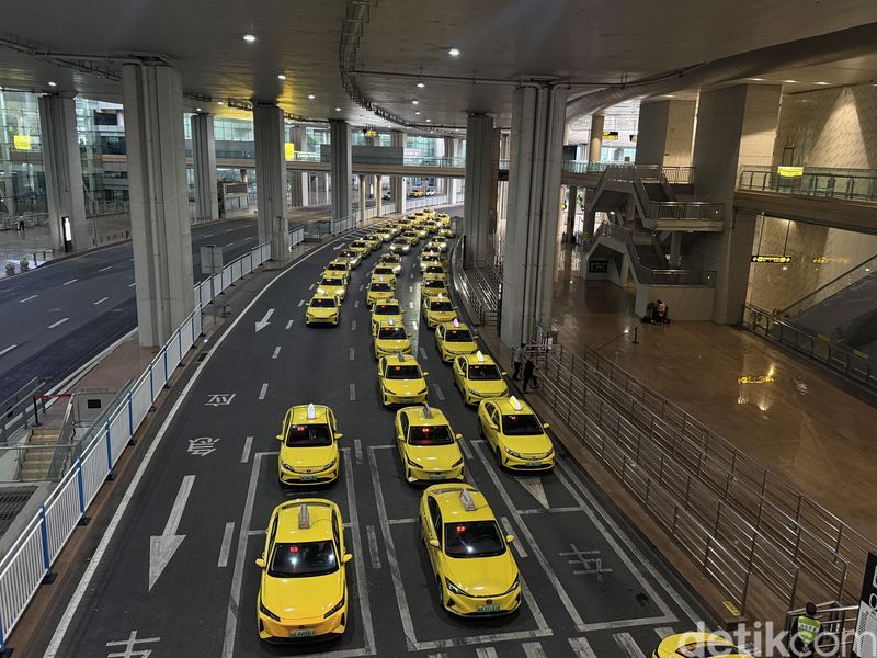 Array,Jangan Kaget! Di China Ada Taksi 'Ferrari Kuning'