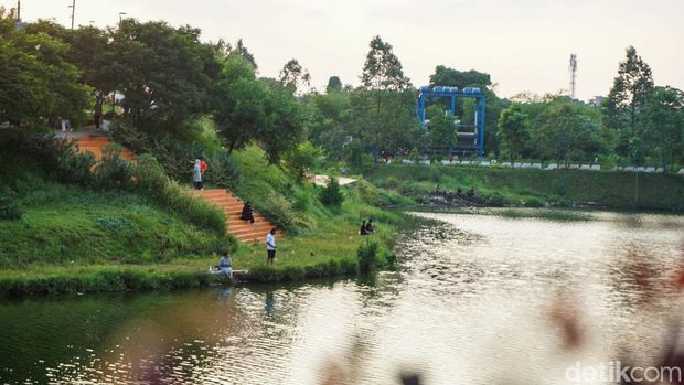 Array,Sore di Waduk Brigif: Jogging dan Mancing, Juga Cari Ular