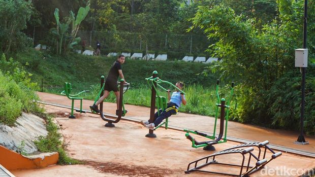 Array,Sore di Waduk Brigif: Jogging dan Mancing, Juga Cari Ular
