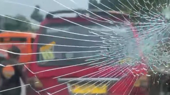 Array,Heboh Sopir Angkot di Jaktim Rusak Mobil usai Ditegur Lawan Arah