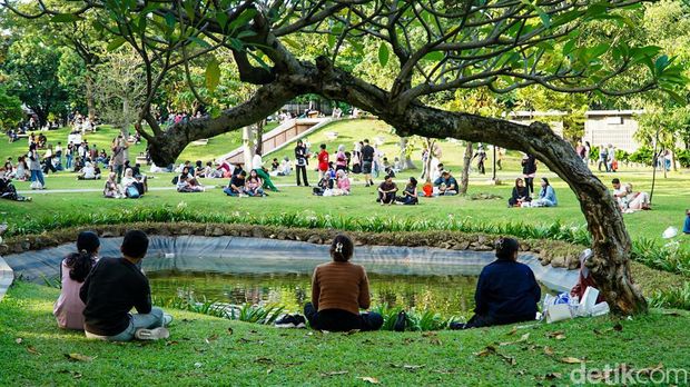 Bosan ke Mal Terus? Cobain 17 Spot Jalan-jalan Seru di Jakarta Ini Buat Weekend!, 1. M Bloc Space, 2. Pos Bloc Jakarta, 3. Taman Ismail Marzuki (TIM), 4. Kawasan Wisata Kota Tua, 5. Monumen Nasional (Monas), 6. Tebet Eco Park, 7. Hutan Kota GBK, 8. Hutan Mangrove &amp; Pantai PIK 2, 9. Pantai Ancol, 10. Taman Suropati &amp; Taman Menteng, 11. Taman Cattleya, 12. Museum MACAN, 13. Moja Museum, 14. Trans Studio Cibubur, 15. Skybridge Velodrome, 16. Urban Forest Cipete, 17. Batavia PIK (The Floating City)