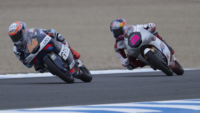 Array,Aksi Memukau Veda Ega di Moto3 Spanyol: Start 17 Bisa Finis Keenam