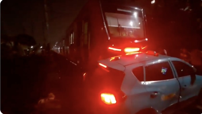 Array,Kok Bisa Mobil Berhenti di Tengah Rel Kereta, Apa Sebabnya?