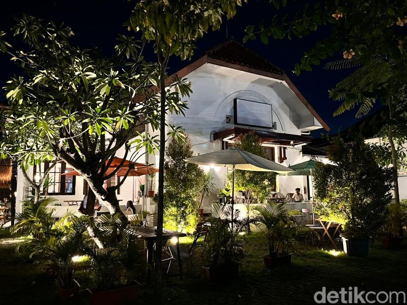 Jangan ke Malioboro Aja! Ini 5 Tempat Nongkrong di Kotabaru Jogja, 1. All Day Place, 2. Rakku, 3. Jnawi Cafe, 4. Simetri Coffe Roasters, 5. Silol Kopi & Eatery