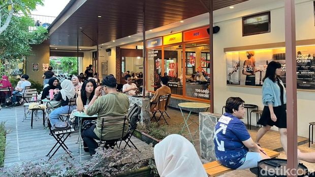 Jangan ke Malioboro Aja! Ini 5 Tempat Nongkrong di Kotabaru Jogja, 1. All Day Place, 2. Rakku, 3. Jnawi Cafe, 4. Simetri Coffe Roasters, 5. Silol Kopi & Eatery