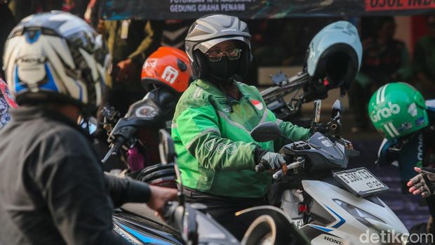 Array,Biaya Aplikasi Dipangkas, Apakah Tarif Ojol Bakal Naik?