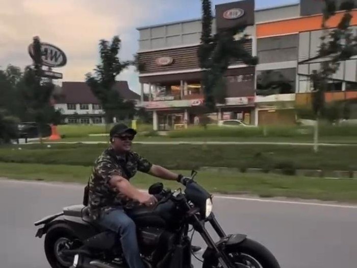 Array,Duh! Ketua DPRD Naik Moge Nggak Pakai Helm