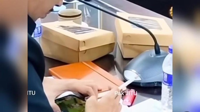 Array,Isi Garasi Anggota DPRD yang Merokok sambil Ngegame saat Rapat