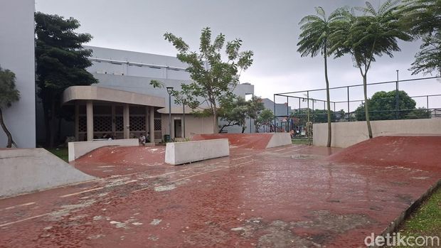 Array,Taman Dafici, Skatepark-nya Jadi Perosotan Raksasa Saat Hujan