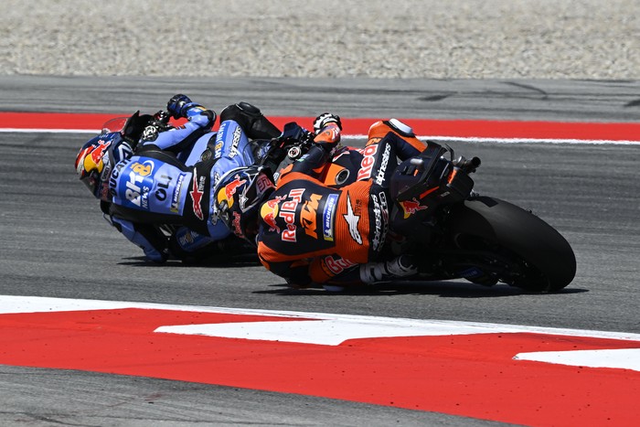 Array,MotoGP Catalunya Red Flag: Motor Acosta Bermasalah, Ditabrak Alex Marquez