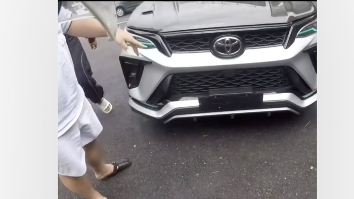 Array,Fortuner Terciduk Tak Pakai Pelat Nomor Depan, Alasannya Jatuh-jatuhan