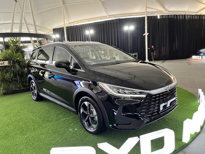 Array,BYD Indonesia Jawab Rumor Harga M6 DM Rp 300 Jutaan