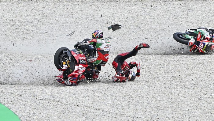 Array,Kondisi Johann Zarco Usai Kecelakaan Horor: Kaki Nyangkut di Motor Pecco