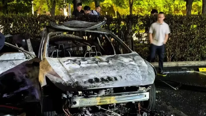 Array,Lagi Diparkir, Sedan MG5 Tiba-tiba Terbakar