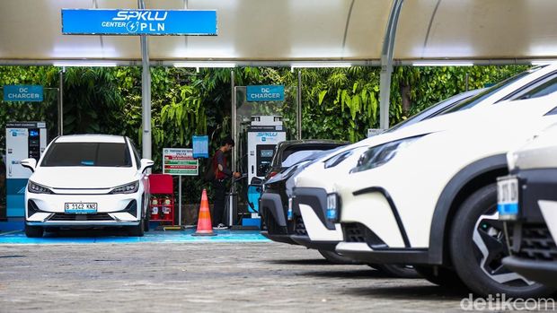 Array,Purbaya Mendadak Tunda Insentif Kendaraan Listrik, Ada Apa Nih?