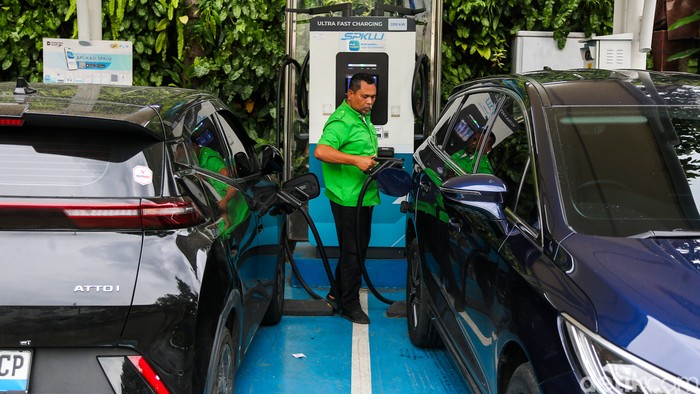 Array,Insentif Kendaraan Listrik Ditunda, Pemerintah Diminta Prioritaskan Daerah Ini