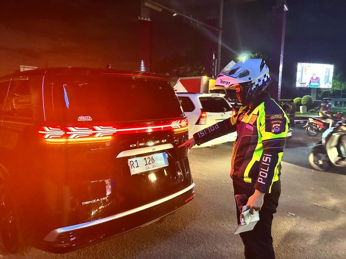 Array,Viral Denza Pakai Pelat Nomor 'R1 126' Mirip Mobil Menteri, Kena Sanksi Ini
