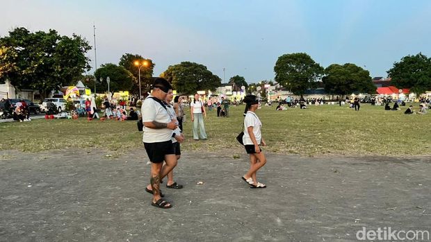 Array,Mitos di Alun-alun Kidul, Lewati Pohon Beringin Maka Keinginan Akan Berhasil