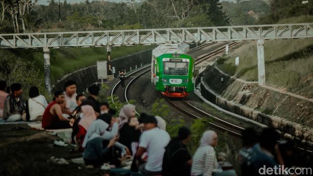 Array,Saat Senja dan Kereta Berpadu dengan Sempurna di Jembatan Jogja