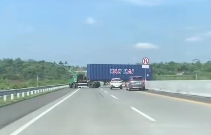 Array,Viral Truk Trailer Putar Balik di Tol, Sanksinya Nggak Main-main!