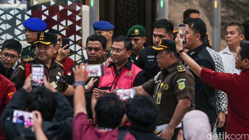 Array,Isi Garasi Sony Sonjaya dan Lodewyk Pusung Tersangka Korupsi MBG