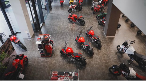 Array,Rupiah Anjlok, Harga Suku Cadang Motor Premium di RI Naik 20%