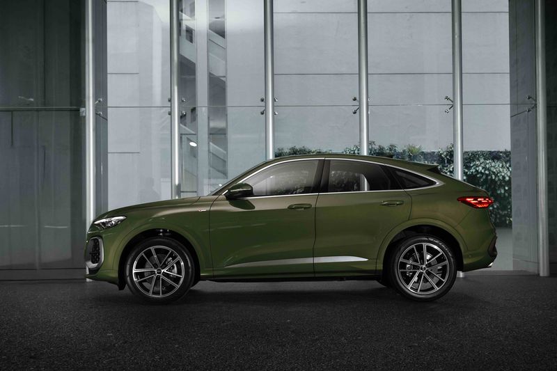 Array,Kaum Mendang-mending Minggir! Audi Kenalkan New Audi Q5 Sportback