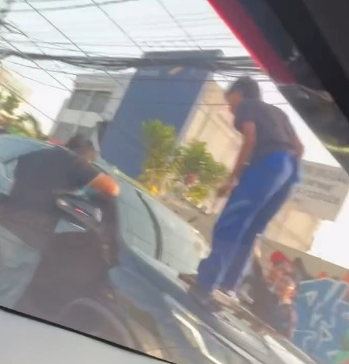 Array,Toyota Fortuner Dikepung Warga-Kaca Dipukul Batu di Tanah Abang