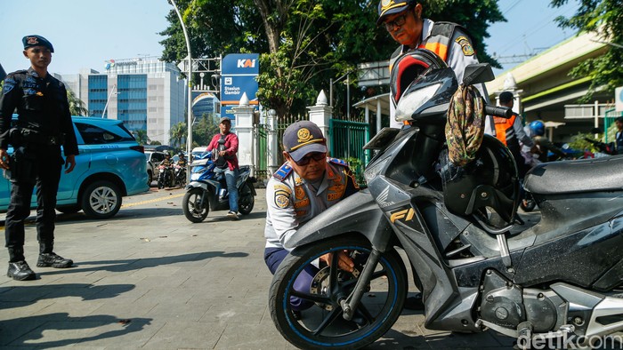 Array,Pemprov DKI Tertibkan Parkir Sembarangan dan Juru Parkir Liar