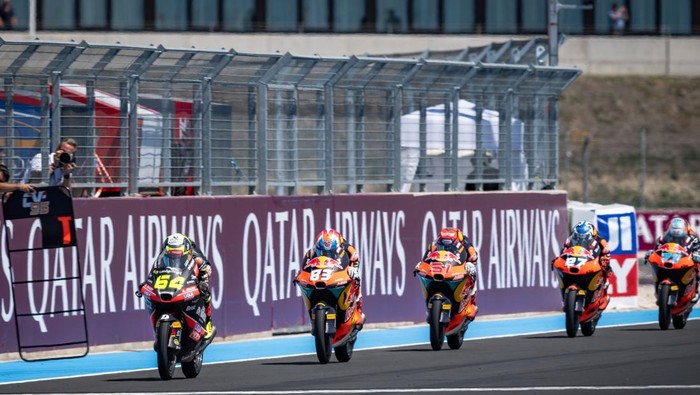 Array,Crash Horor saat Last Lap! Begini Nasib Pebalap yang Terlindas di Moto3 Hungaria