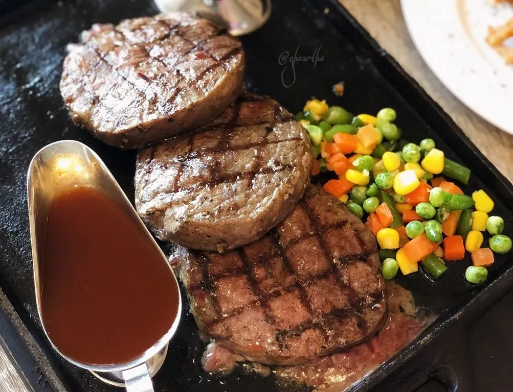 French Toast, Steak, Aglio Olio Smoked Beef, Cah Kangkung Saus Tiram, Kimchi, Tamagoyaki, Udang Goreng Tepung, Salad Roll Smoked Beef, Beef Pepper Rice, Crab Rangoon, Capcay, Oseng Kacang Panjang dan Tempe, Rendang Tempe, Tempe Mendoan, Sup Ayam